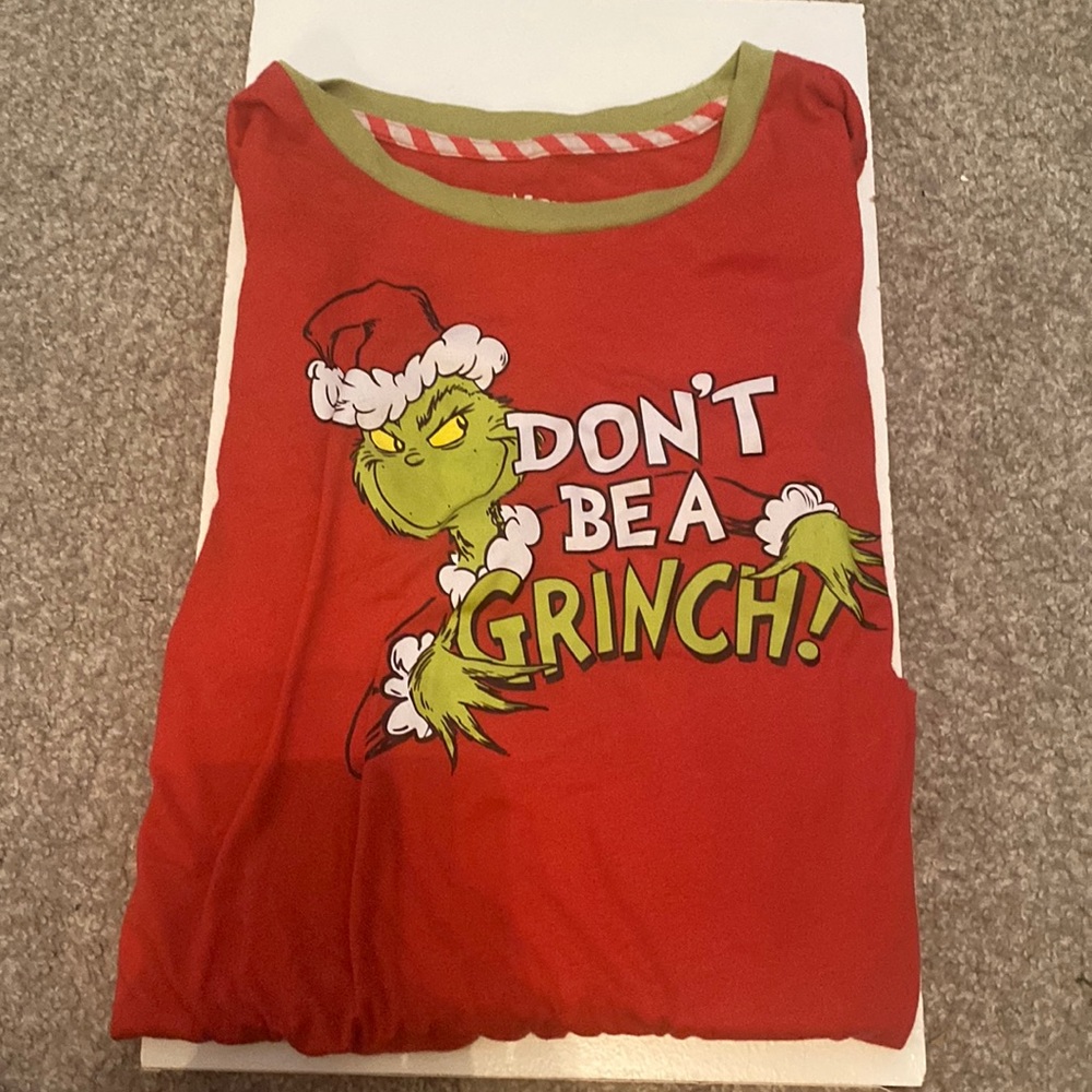 On the shirt it says Don’t be a grinch.